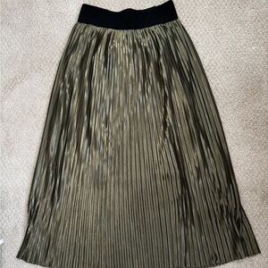 Elegant Pleated Skirt in Olive Green